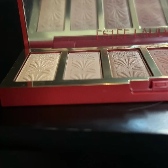 Estee Lauder Eyeshadow Palette - Nude and Rose Hues - Picture 2 of 7